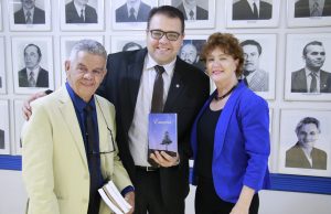 Alan Guedes homenageia escritores douradenses