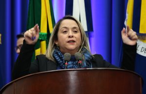 Após empenho de Lia Nogueira, município viabiliza ônibus para transporte de pacientes fora de Dourados