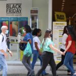 São Paulo – Movimento no comércio na semana do Black Friday em Pinheiros.