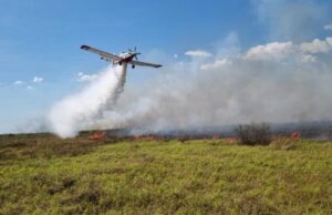 Com apoio aéreo, bombeiros atuam em incêndios florestais e resgatam ribeirinhos no Pantanal