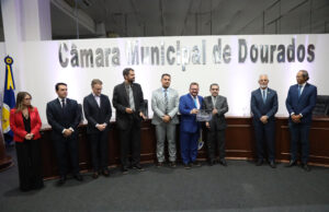 Vereador Laudir homenageia mais de 80 membros do sistema de Justiça