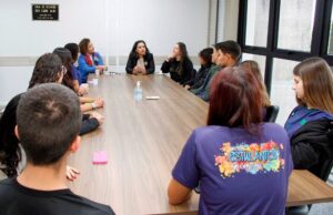 “A negação da política é o fim da democracia”,diz Dep. Gleice Jane a estudantes em visita a ALEMS