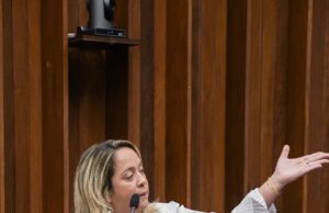 Lia Nogueira destaca necessidade de cobertura na quadra da escola de Indápolis