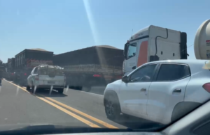 Estouro de barragem invade rodovia e causa grande congestionamento na BR-163 (vídeo)