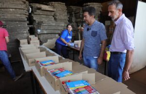 Pela primeira vez na história, prefeitura entrega kits escolares no 1º dia de aula