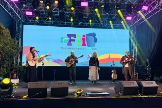 Em cerimônia de abertura, FLIB premia alunos de escolas públicas e emociona público com espetáculo de Paulo Betti
