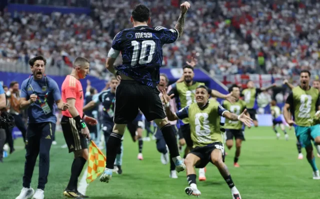 Messi-comemora-gol-da-virada-da-Argentina-sobre-a-Inglaterra-na-Copa-do-Mundo-scaled-aspect-ratio-512-320