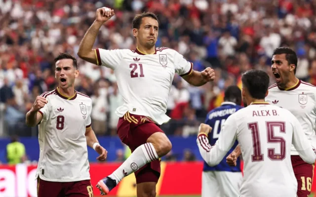 Oyarzabal-comemora-gol-da-Espanha-contra-a-Franca-na-Copa-do-Mundo-scaled-aspect-ratio-512-320