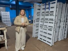 Lia Nogueira cobra explicações sobre camas hospitalares novas deixadas ao relento em Dourados
