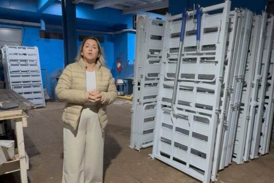Lia Nogueira cobra explicações sobre camas hospitalares novas deixadas ao relento em Dourados