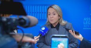 Requerimento de Lia Nogueira cobra destino de camas novas encontradas sem uso em Dourados