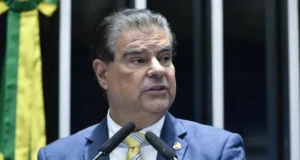 Nelsinho confirma desistência e aceita suplência de Reinaldo; senador diz que segue de pé e jogando pelo time