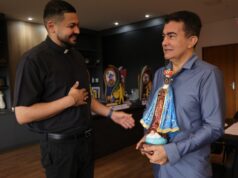 Prefeito recebe imagem de Nossa Senhora Aparecida e destaca tradição da 27ª Romaria