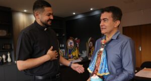 Prefeito recebe imagem de Nossa Senhora Aparecida e destaca tradição da 27ª Romaria