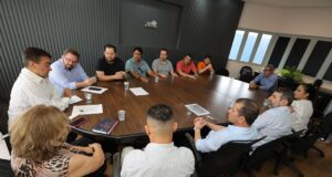 Prefeitura debate com comerciantes e vereadores, intervenções na Rua Amael Pompeu Filho