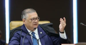 Dino e Zanin votam para julgar Moraes e Mendonça na mesma sessão