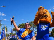 Na principal avenida de Dourados carreata de Lia Nogueira mostra a força do Bichão do MS