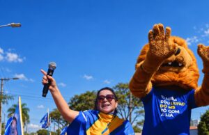 Na principal avenida de Dourados carreata de Lia Nogueira mostra a força do Bichão do MS