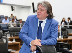 Com apoio de Riedel, Caravina entra na disputa pela presidência da Assembleia