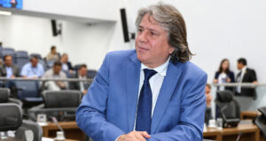 Com apoio de Riedel, Caravina entra na disputa pela presidência da Assembleia