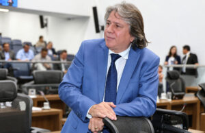 Com apoio de Riedel, Caravina entra na disputa pela presidência da Assembleia