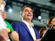 Flávio Bolsonaro confirma presença no debate da Band