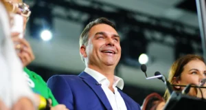 Flávio Bolsonaro confirma presença no debate da Band