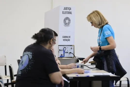 Cerca de 158,7 milhões de eleitores vão às urnas em todo o país
