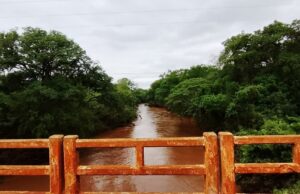 Defesa Civil vistoria nível do Rio Dourados em Itahum e orienta assentados do Amparo